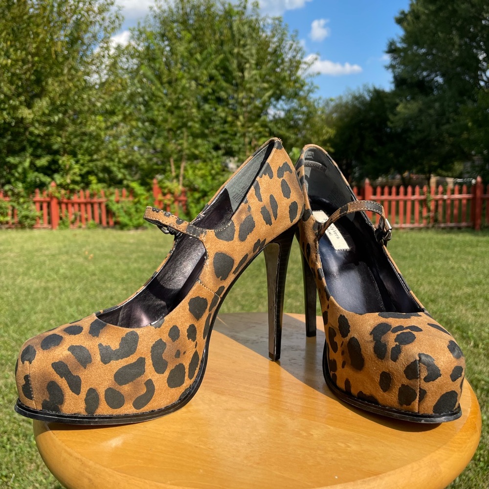SIMPLYVERA/ VERA WANG svanne marie high heel